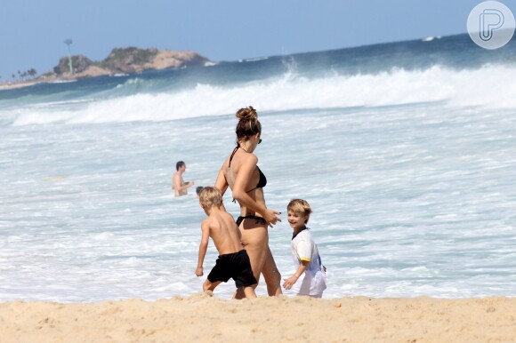 Fernanda Lima e Rodrigo Hilbert se divertem com os filhos em dia de praia no Rio de Janeiro