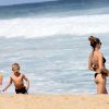 Fernanda Lima e Rodrigo Hilbert se divertem com os filhos em dia de praia no Rio de Janeiro