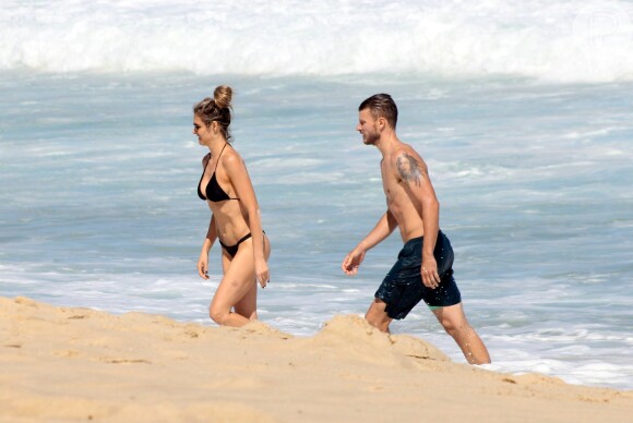 Fernanda Lima e Rodrigo Hilbert se divertem com os filhos em dia de praia no Rio de Janeiro