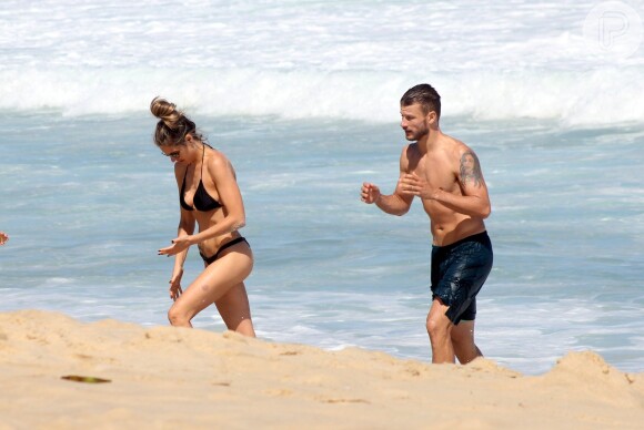 Fernanda Lima e Rodrigo Hilbert se divertem com os filhos em dia de praia no Rio de Janeiro