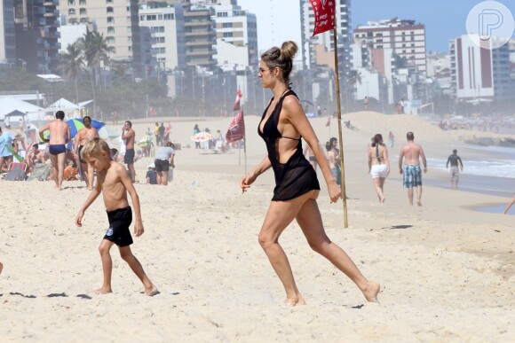 Fernanda Lima e Rodrigo Hilbert se divertem com os filhos em dia de praia no Rio de Janeiro