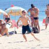 Rodrigo Hilbert joga vôlei com os amigos em dia de praia no Rio deJaneiro
