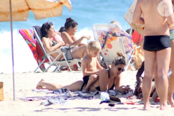 Fernanda Lima e Rodrigo Hilbert se divertem com os filhos em dia de praia no Rio de Janeiro, neste domingo, 5 de outubro de 2014
