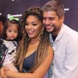 Juliana Alves está de férias em Paris com a filha, Yolanda, de 1 ano, e o marido, Ernani Nunes