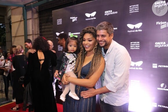 Juliana Alves está de férias em Paris com a filha, Yolanda, de 1 ano, e o marido, Ernani Nunes
