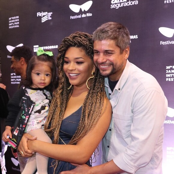Juliana Alves está de férias em Paris com a filha, Yolanda, de 1 ano, e o marido, Ernani Nunes