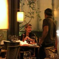 Adriana Esteves e Vladimir Brichta jantam com amigos no Rio