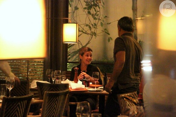 Adriana Esteves é flagrada soridente jantando com o marido e amigos no Rio