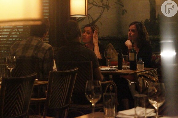 Adriana Esteves janta com casal de amigos