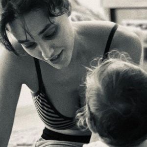 Débora Nascimento revela detalhes da criação feminista de sua filha, Bella, de quase 1 ano