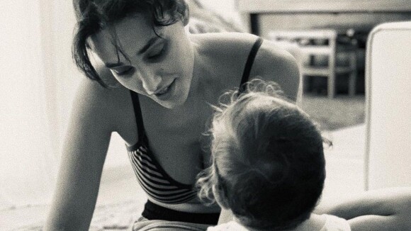 Débora Nascimento avalia criação da filha, Bella, com José Loreto: 'Livre'