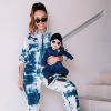 Fã de moda, Sabrina Sato é responsável pelos looks de Zoe. Para evento, mãe e filha apostaram na trend do all jeans e usaram macacões do tecido.