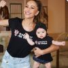 Sabrina Sato e a filha, Zoe, usaram também, juntas a combinação short jeans e camiseta. A apresentadora vestiu a menina com camisa do time do coração, o Corinthians.