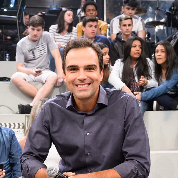 Tadeu Schmidt e a mulher foram comparadas às filhas, Valentina e Laura: 'Uma é a cara da mãe a outra a cara do pai'