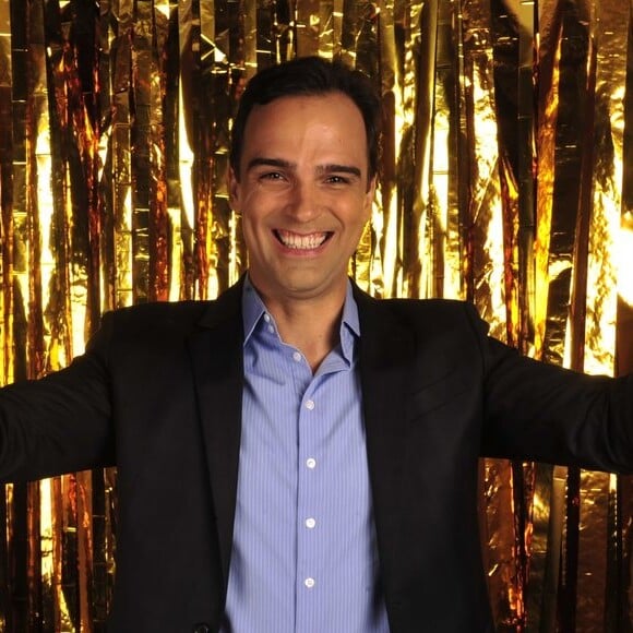 Tadeu Schmidt foi parabenizado por conta da mulher, Ana Cristina, e às filhas, Valentina e Laura: 'Linda família'