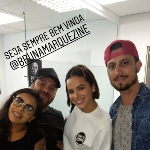 Bruna Marquezine contou com a ajuda dos profissionais do Original Piercing Studio nesta terça-feira, dia 09 de abril de 2019