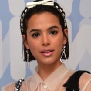 Bruna Marquezine inova e coloca piercing em dia off com amigos nesta terça-feira, dia 09 de abril de 2019