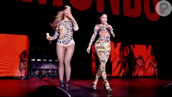 Beyoncé canta a música Flawless ao lado da cantora Nicki Minaj