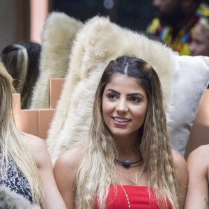 Tiago Leifert, em 'plantão', diz que briga entre Paula e Hariany será analisada pela direção do 'BBB19'.