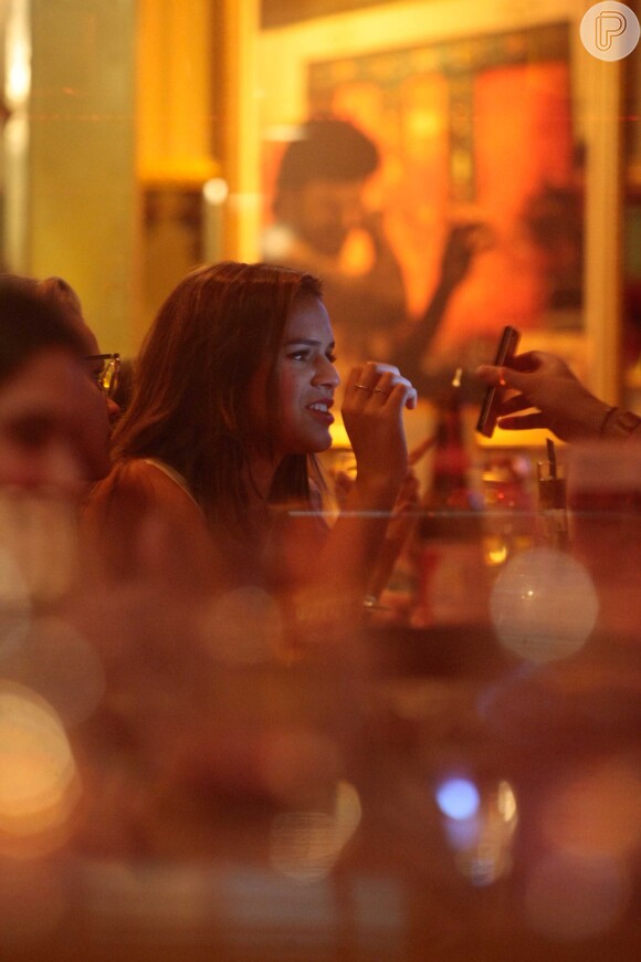 Bruna Marquezine coloca a conversa em dia com amigos em restaurante nos Jardins, em São Paulo