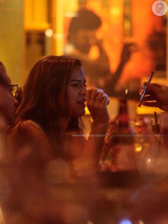 Bruna Marquezine jantou na companhia de amigos em um restaurante paulista
