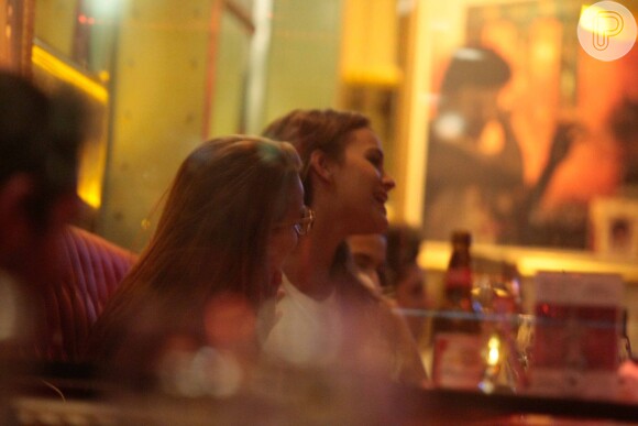 Bruna Marquezine se diverte durante jantar com amigos em São Paulo