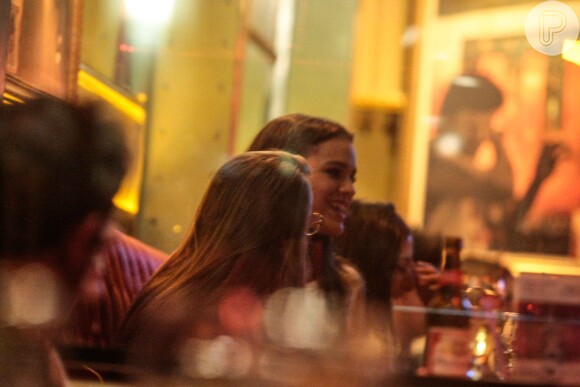 Bruna Marquezine sai para jantar na companhia de amigos em restaurante em São Paulo