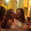 Bruna Marquezine coloca a conversa em dia em restaurante com amigas em São Paulo