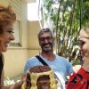 Claudia Raia segura bolo durante parabéns de Isabelle Drummond