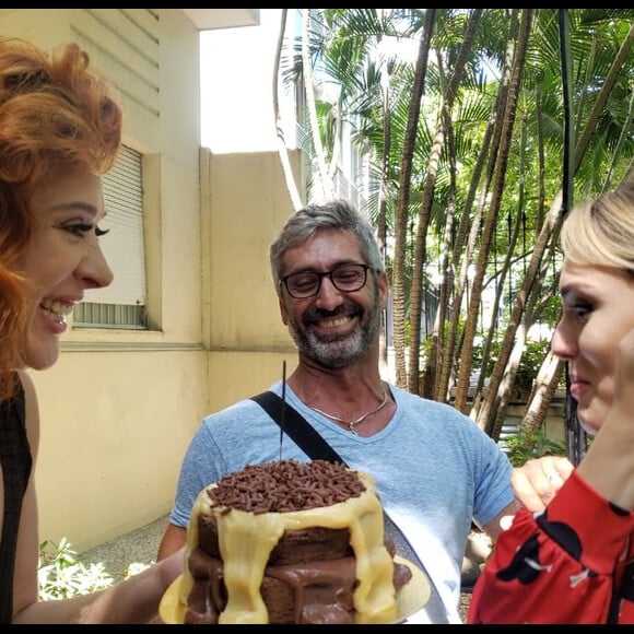 Claudia Raia segura bolo durante parabéns de Isabelle Drummond