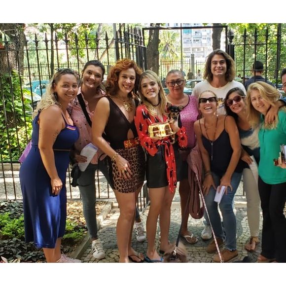 Isabelle Drummond posa com a equipe da gravação e bolo em seu aniversário