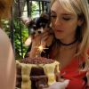 Isabelle Drummond faz 25 anos e ganha bolo em gravação de 'Verão 90' nesta sexta-feira, dia 12 de abril de 2019