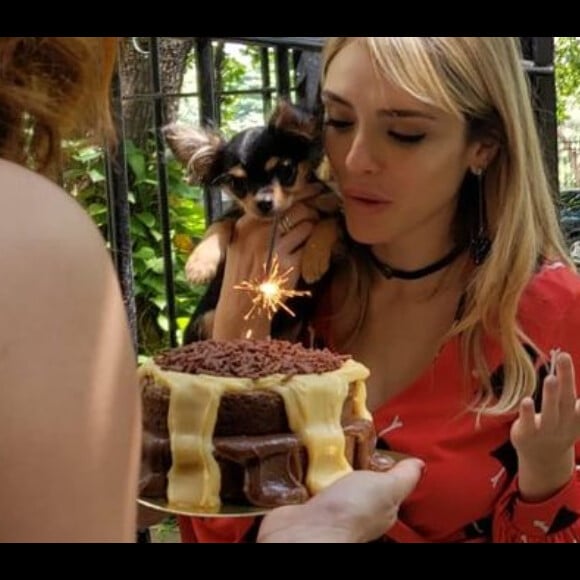 Isabelle Drummond faz 25 anos e ganha bolo em gravação de 'Verão 90' nesta sexta-feira, dia 12 de abril de 2019