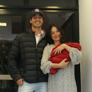 Isis Valverde se encantou com o vídeo do filho com o marido, André Resende: 'Primeiro carinho no papai'