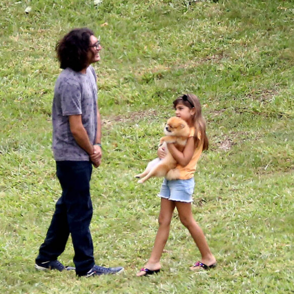 A filha de Cauã Reymond, Sofia, brincou com a cachorrinha da família antes do casamento do pai