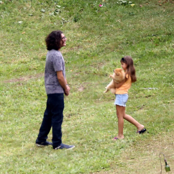 Sofia, filha de Cauã Reymond, esbanjou fofura durante passeio em hotel no qual o ator irá se casar