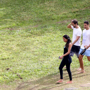 Cauã Reymond também foi clicado na companhia de amigos antes de se casar