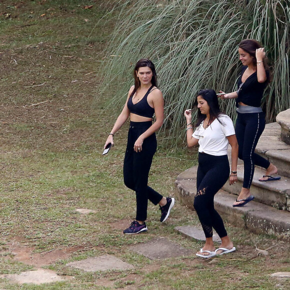 Mariana Goldfarb e amigas deixam hotel em Minas Gerais