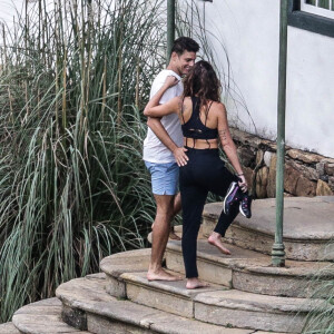 Abraçados, Cauã Reymond e Mariana Goldfarb entram em hotel em Minas Gerais, onde acontecerá o casamento