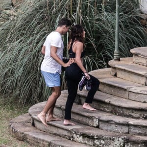 Cauã Reymond faz carinho em Mariana Goldfarb ao chegar em hotel onde os dois irão se casar após um passeio