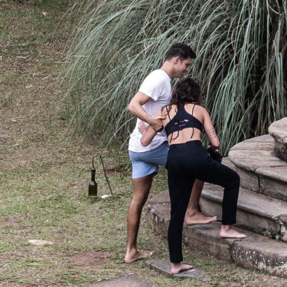 Antes do casamento, Cauã Reymond ajudou Mariana Goldfarb depois que ela se desequilibrou na escada