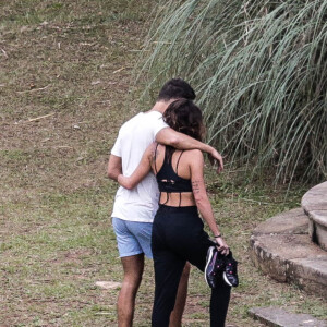 Descalços e abraçados, Cauã Reymond e Mariana Goldfarb curtiram o dia ao ar livre antes de casamento