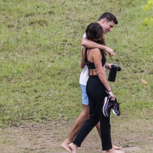 Antes do casamento, Cauã Reymond, com barba feita, conversou com Mariana Goldfarb a caminho do hotel