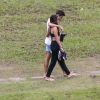Descalços, Cauã Reymond e Mariana Goldfarb caminharam pelo hotel em Minas Gerais antes do casamento