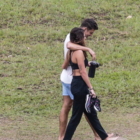 Descalços, Cauã Reymond e Mariana Goldfarb caminharam pelo hotel em Minas Gerais antes do casamento