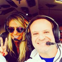 Adriane Galisteu passeia de helicóptero com Rubens Barrichello: 'Amigo querido'