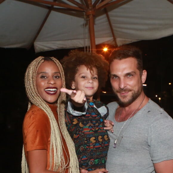 Aline Wirley e Igor Rickli posam com Antônio antes do aniversário de 1 ano de Bella, filha de José Loreto e Débora Nascimento
