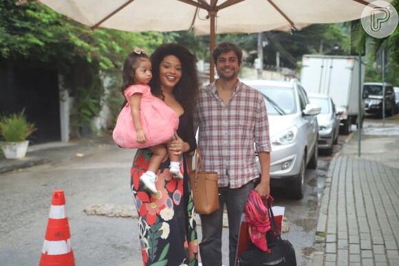Juliana Alves marca presença com Yolanda no aniversário de 1 ano de Bella, filha de José Loreto e Débora Nascimento