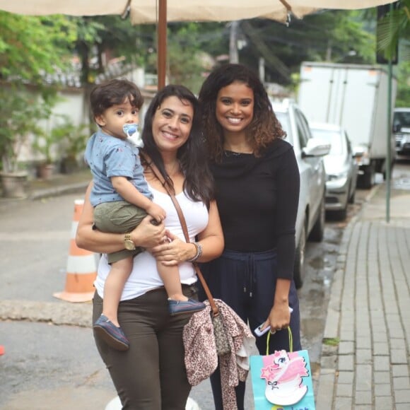 Aline Dias leva Bernardo à festa de aniversário de 1 ano de Bella