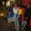 Rafa Brites e Felipe Andreoli posam com Rocco no aniversário de 1 ano de Bella, filha de José Loreto e Débora Nascimento